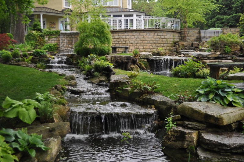 paysagiste-TANNERON-min_landscaping-rock-louisville-ky-traditional-landscape-and-boulders-brick-wall-bushes-grass-koi-law